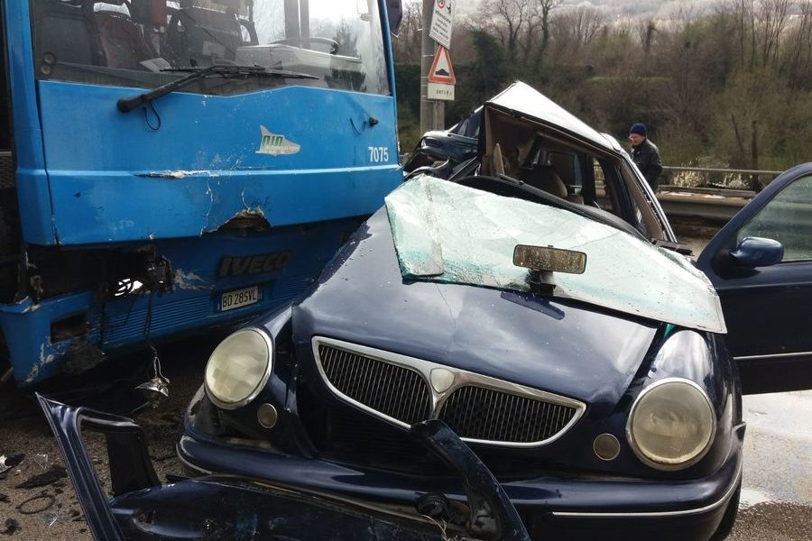 Incidente tra pullman ed auto Arcella