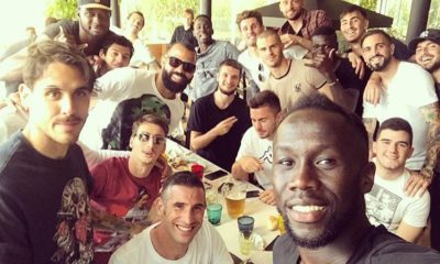 Bacary Sagna con i compagni di squadra