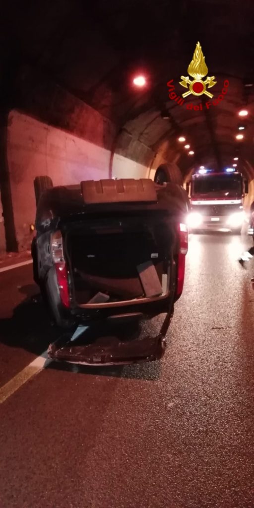 Auto ribaltata in Galleria