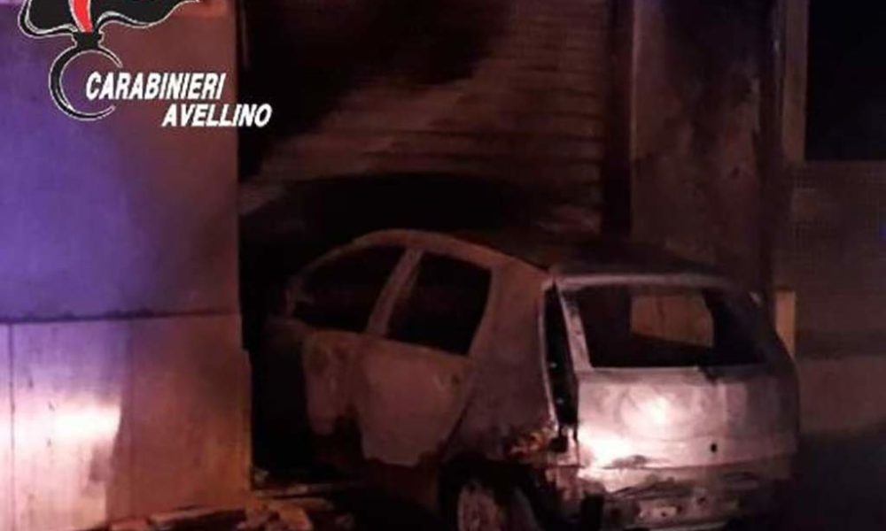 Auto incendiata Contrada