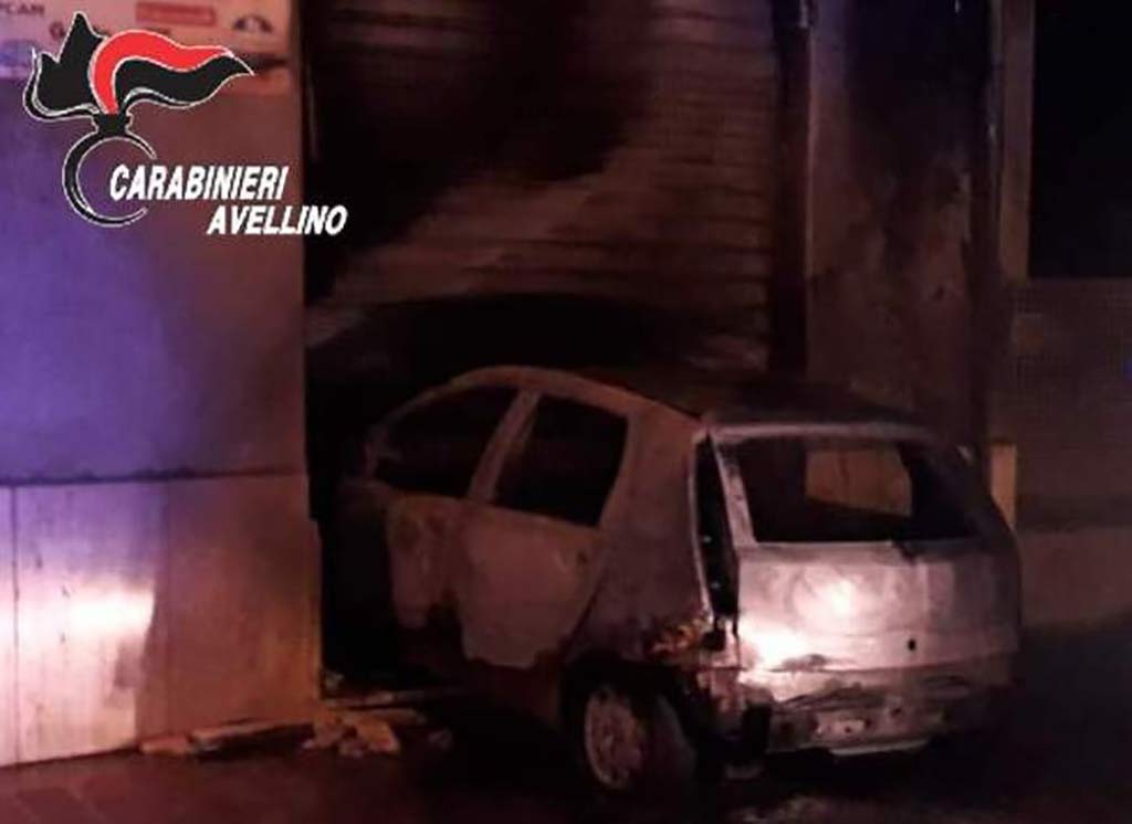 Auto incendiata Contrada