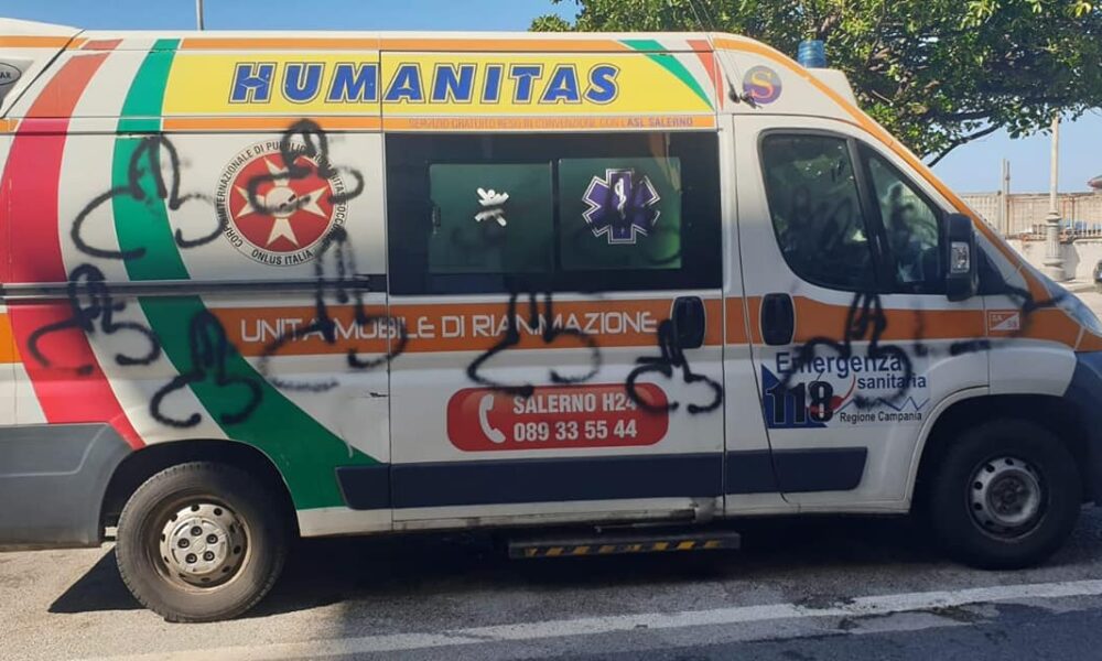 Ambulanza imbrattata Salerno