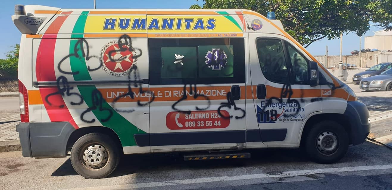 Ambulanza imbrattata Salerno