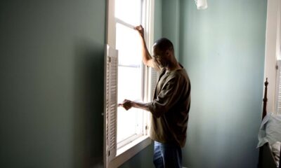 Uomo in casa