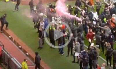 Tifosi Manchester United entrano in campo