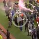 Tifosi Manchester United entrano in campo