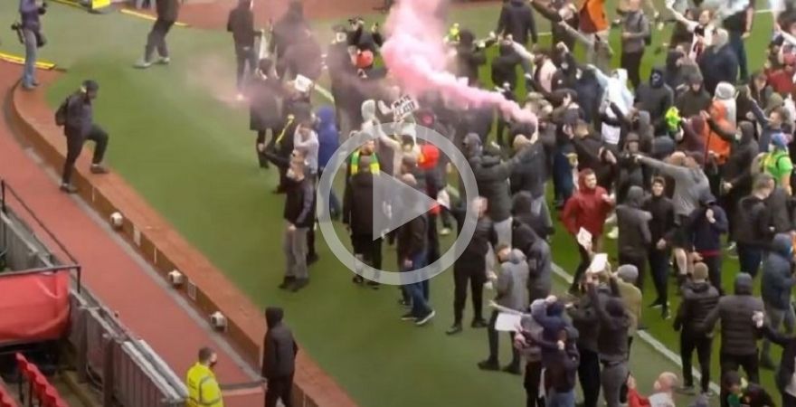 Tifosi Manchester United entrano in campo