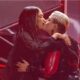 Bacio tra Elodie e BigMama a Sanremo 2023