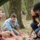 Ragazzi che fanno un picnic