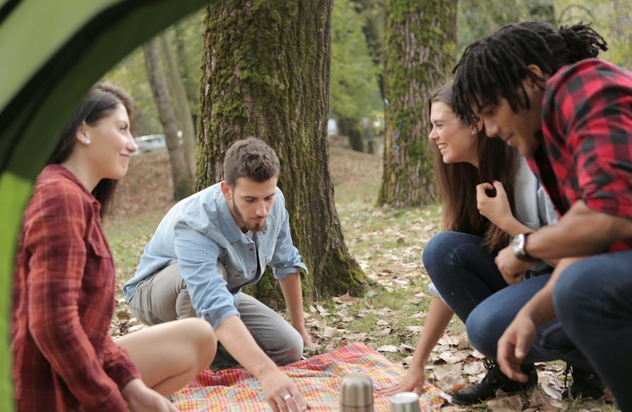 Ragazzi che fanno un picnic